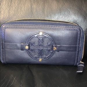 Tory Burch zipped wallet